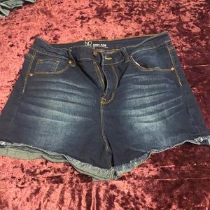 STRETCHY JEAN SHORTS